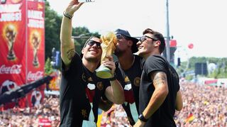 Weltmeister: 2014 feierte Jérôme Boateng (M.) seinen größten Triumph. (Archivbild)