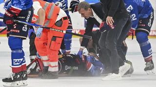 Adler-Angreifer Luke Esposito musste nach einem Check des Beliners Yannick Veilleux verletzt vom Eis.