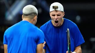 Der Weltranglistenerste Carlos Alcaraz aus Spanien (l) gewann beim Laver Cup im Doppel.