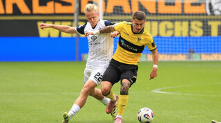 Janne Sietan (links) im Zweikampf mit dem Aachener Niklas Castelle.