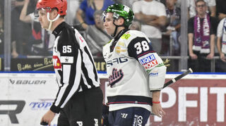 Berlins Yannick Veilleux muss nach seinem bösen Foul an Adler-Angreifer Luke Esposito nur sechs Spiele zuschauen.