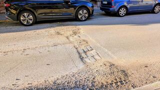 Viele mangelhaft verfüllte Gräben für Glasfaser, hier in der Schwarzkreuzstraße, ärgern Anwohner und Ratsmitglieder.