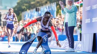 Rosemary Wanjiru rettete bei ihrem Sieg einen knappen Vorsprung ins Ziel.