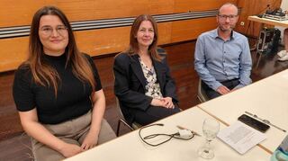 Moderatorin Susanne Babila (Mitte) sorgt dafür, dass es fair zugeht im Saal. Sophia Fechter (l.) und Boris Kühn (r.) liefern wissenschaftliche Erkenntnisse.