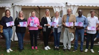 Christina Blank (l.) überreicht die speziellen Frauenbund-Euros an Sylvia Thoms (Kita St. Hildegard), Christina Arnold (Pfarrei Heiliger Johannes XXIII.), Nadine Wolf und Stefanie Grimm (Goetheschule), Wolfgang Pachner und Bouma Bazié (Focus) sowie Manuel Spiess (Schillerschule).