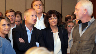 Wie im Jahr 2017 – hier im Bild der unterlegene CDU-Kandidat Peter Uebel mit Amtsinhaberin Eva Lohse – wird es auch 2025 wieder eine öffentliche Ergebnispräsentation geben. Diesmal im Wilhelm-Hack-Museum.