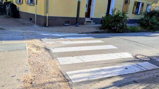 So holprig wie auf der Schwarzkreuzstraße ist es auch auf Gehwegen, nachdem Glasfaser verlegt wurden.