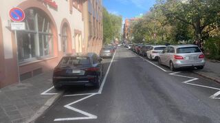 Eingezeichnete Parkplätze in M5 und M6 in der Mannheimer Innenstadt. Sie wurden im Zuge der Neuordnung des Gehwegparkens im Oktober 2022 entsprechend neu markiert.