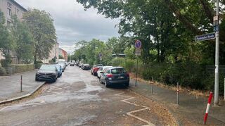 Parken auf dem Gehweg (im Bild in der Plankstadter Straße) wird demnächst auch im Stadtteil Rheinau nicht mehr geduldet.