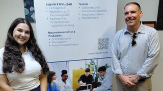 Hannah Grieser, hier mit ihrem früheren Klassenlehrer Christian Schmitt, machte 2022 an der ADS ihren qualifizierten Realschulabschluss.