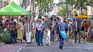 Beim „Parking Day“ tummeln sich die Fußgänger auf der sonst durch den Autoverkehr genutzten Fressgasse in Mannheim.