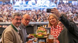 Gemeinsam mit CSU-Chef Markus Söder und den SPD-Parteivorsitzenden Bärbel Bas und Lars Klingbeil kam Merz ins Schottenhamel-Festzelt.