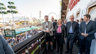 Überraschungsbesuch auf der Wiesn: Bundeskanzler Friedrich Merz (CDU) ist auf dem Oktoberfest aufgetaucht.