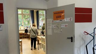 Die Wahlbeteiligung bei der Wittelsbachschule im Ludwigshafener Stadtteil Süd hält sich am Mittag in Grenzen.