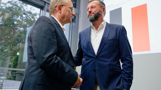 Gehen in Ludwigshafen in die Stichwahl: Klaus Blettner (l), Kandidat der CDU und der Freien Wähler, und Jens Peter Gotter, Kandidat der SPD.