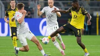 Christian Eriksen (M) gab sein Debüt für Wolfsburg.