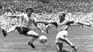 Karl-Heinz Rummenigge (r) im WM-Finale 1986 in Aktion. (Archivbild)