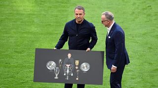 Sechs Titel in einem Jahr: Karl-Heinz Rummenigge bei der Verabschiedung von Erfolgscoach Hansi Flick 2021. (Archivbild)