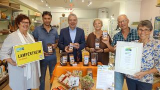 Die Freude über die erneute Auszeichnung ist groß (v. li.): Stephanie Bittmann, Dirk Dewald, Leiter Stadtmarketing, Bürgermeister Gottfried Störmer, Doris Weihmann, Jörg Lüling und Rita Lüling.