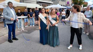 Bürgermeister Volker Scheib und WVB-Vorsitzende Annick Löhr eröffneten die Herbstvielfalt gemeinsam mit den Gurkenhoheiten Emilia und Lara-Marie I.
