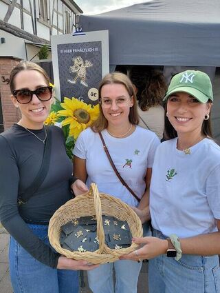 Helen Hulbert, Nina Schäfer und Michelle Rimer präsentierten die „Goldene Gummer“ als Identifikationszeichen.