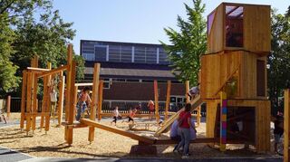 Die Kinder testen gleich den neuen inklusiven Spielplatz im Mannheimer Stadtteil Friedrichsfeld.