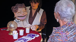 Das Orakel von Mannheim: Schauspielerin Sarah Zastrau legt humorvoll-augenzwinkernd den Zuschauern die Karten.