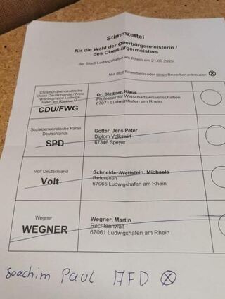 Bilder wie dieses machten am Sonntag in den sozialen Medien die Runde. AfD-Anhänger machten ihre Stimmen bewusst ungültig - mit 14,6 Prozent die meisten in Pfingstweide.