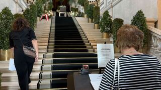 Verstorbene Ehrenmitglieder des Burgtheaters werden traditionell mit großer Geste verabschiedet.