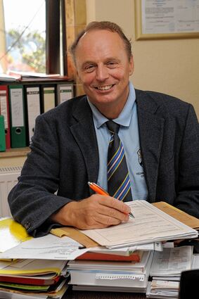 <p>Dr. Metzger ist Stadt- und Kreisrat sowie Direktor des privaten Heinrich-Sigmund-Gymnasiums Schriesheim.</p>