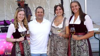 Ein Prosit auf den „Heddesama Woihock“: Prinzessin Kim Röger (von links), Bürgermeister Achim Weitz, Weinkönigin Maren Gadzalli und Prinzessin Anne Havemann