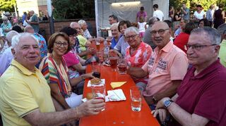 Zusammensitzen in fröhlicher Runde (v.r.): Klaus Demel und Hans Siegel zusammen mit Freunden und Bekannten.