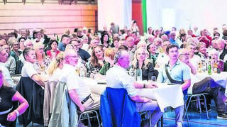 Gebannt folgte das Publikum dem Programm zum 50. Jubiläum der Gemeinde Hirschberg in der Heinrich-Beck-Halle.