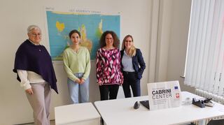 In den neuen Räumen des Cabrini-Centers in E 2, 1-3 v.l.: Regina Hertlein, Vorstandsvorsitzende Caritasverband Mannheim, Kateryna Karasova, Psychologin und Mitarbeiterin Cabrini-Center, Johanna Roth, Leiterin Cabrini-Center und Stefanie Paul, Leiterin Abteilung Arbeit - Migration - Soziales des Caritasverband.