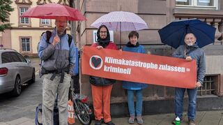 Umweltaktivist und Rechtsbeistand Jörg Bergstedt, Klimaaktivist Raúl Semmler (v. l.) und seine Unterstützer vor dem Amtsgericht Mannheim.