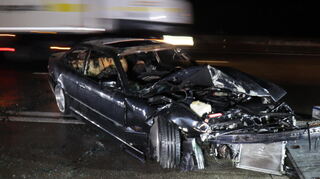 Das ausgebrannte Fahrzeug wird auf die Abschlepprampe gezogen.