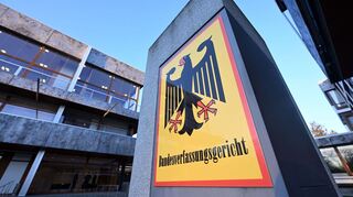 Die 16 Richter und Richterinnen des Bundesverfassungsgerichts werden jeweils zur Hälfte vom Bundestag und vom Bundesrat gewählt. (Symbolbild)