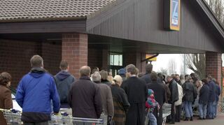 Schlangestehen für einen Aldi-PC. (Archivbild)