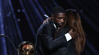 Mutter und Sohn: Ousmane Dembélé denkt nach dem Gewinn des Ballon d'Or an seine Familie.