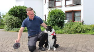 Oliver Raufert kommt mit der ausgebildeten Therapiehündin Molly regelmäßig ins Altenheim St. Elisabeth.
