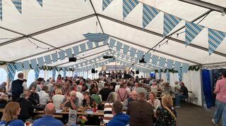 Volles Festzelt beim Oktoberfest der KKM in Bürstadt.