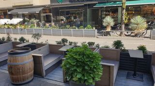 Das Südlandhaus hat gleich zwei Parklets, die sich gegenüber befinden.