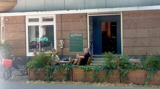 Im Café Cohrs in der Langen Rötterstraße ist das Parklet ein wichtiger Umsatzbringer.