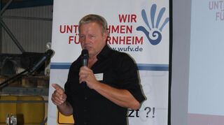 Reinhold König blickt auf die erfolgreiche Geschichte des Familienunternehmens zurück, die mit einem kleinen Gartenbaubetrieb begann.
