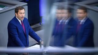 Klingbeil schwört im Bundestag auf harte Zeiten ein.