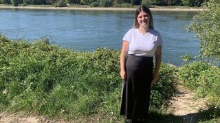 Annalena Wirth am Rheindamm. Hier hat sie erstmals in der Praxis erlebt, wie sich politisches Engagement lohnen kann.