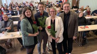 Annalena Wirth (v.l.) freut sich nach der Aufstellung der SPD-Liste für die Kommunalwahl im Dezember 2023 zusammen mit den noch vor ihr platzierten Karim Baghlani und Melanie Seidenglanz sowie dem Kreisvorsitzenden Stefan Fulst-Blei. Spitzenkandidat Reinhold Götz fehlte wegen einer Corona-Erkrankung.