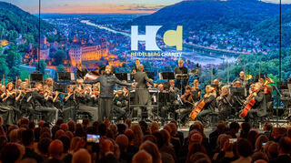 Rea Garvey tritt erstmals mit einem großen Orchester auf und fühlt sich sichtlich wohl mit dem SAP Sinfonieorchester im Heidelberger Congress Centrum.