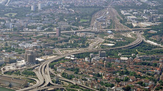 Die Hochstraße Nord wird durch die bis zu 35 Meter breite Helmut-Kohl-Allee ersetzt. Eine Bürgerinitiative kritisiert die Pläne.