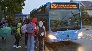 Schüler aus Neuschloß, die mit dem Bus ins Schulzentrum West fahren, kommen nicht immer pünktlich in den Unterricht. Das berichten Eltern.